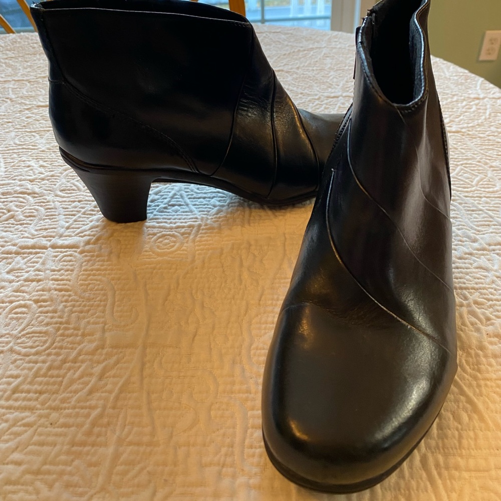 Ladies leather booties. 7 1/2. Bass